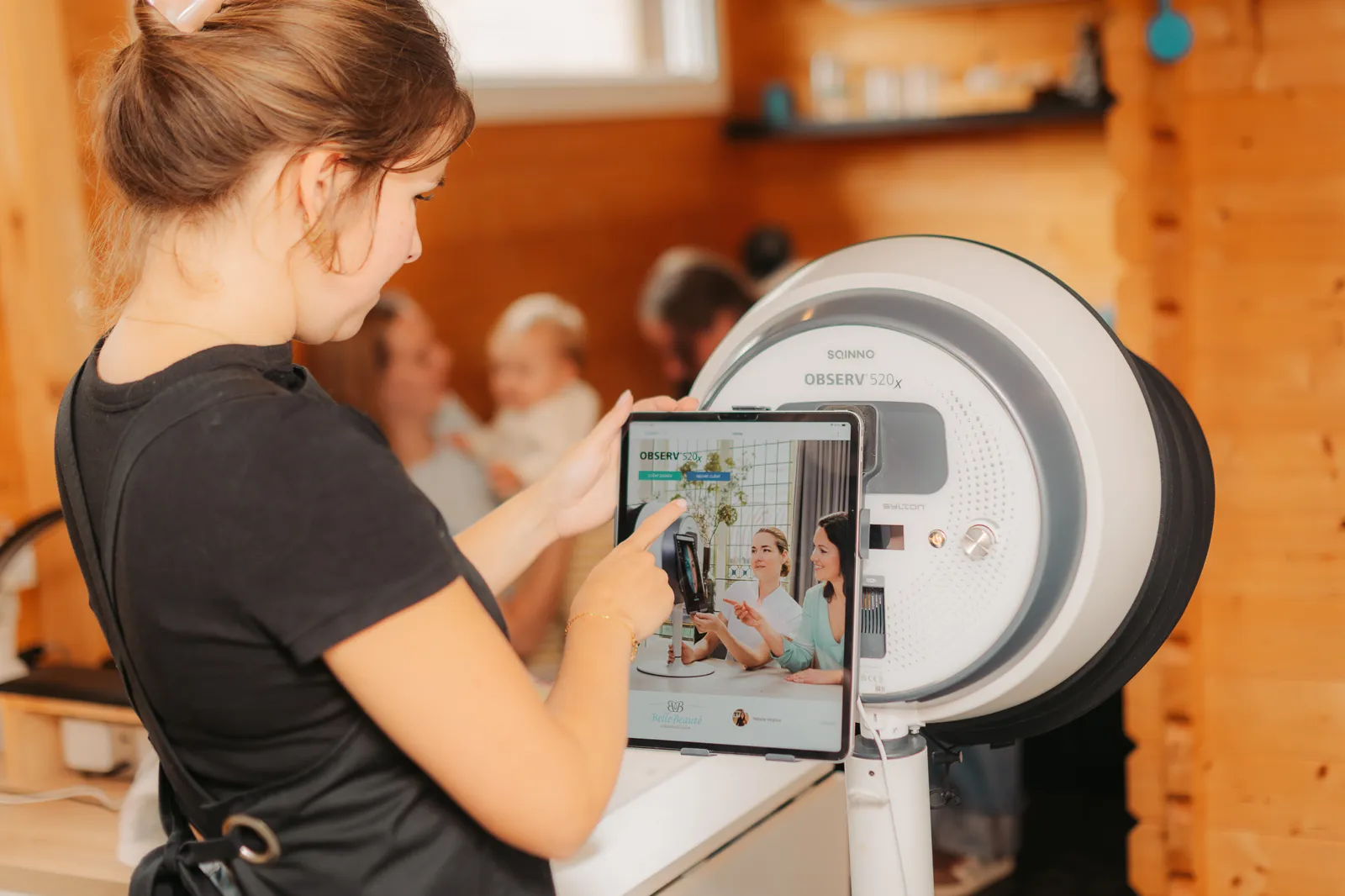 Huidanalyse met de Observ huidscan bij BelleBeauté in Benschop